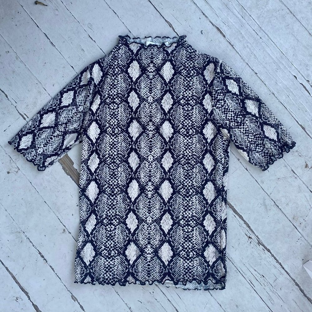 Snakeskin bodycon shirt 🐍 Size Small